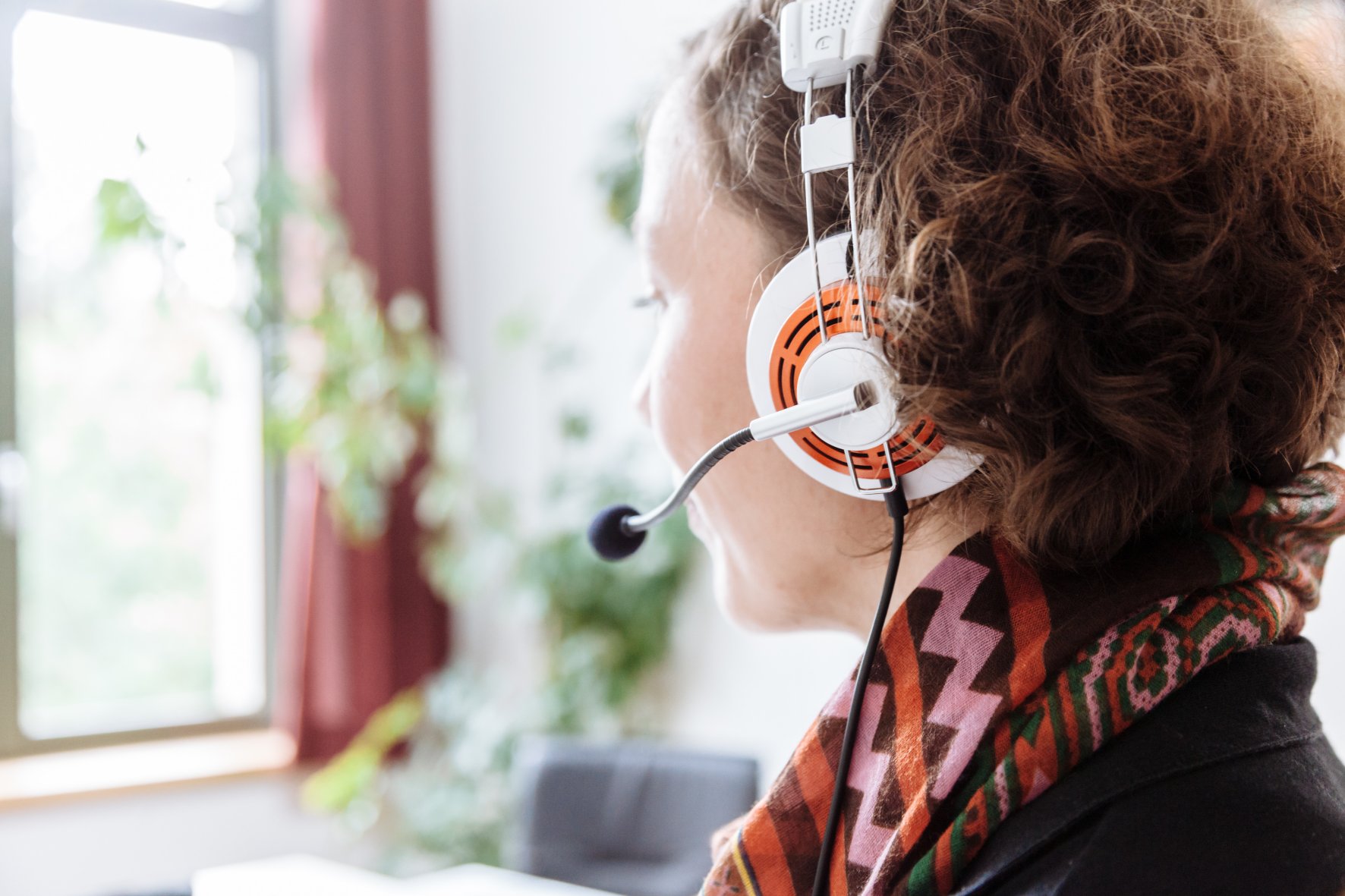 weiblicher Kopf mit Kopfhörer 