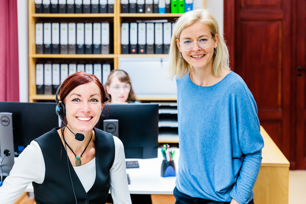Zwei Mitarbeiterinnen im Büro
