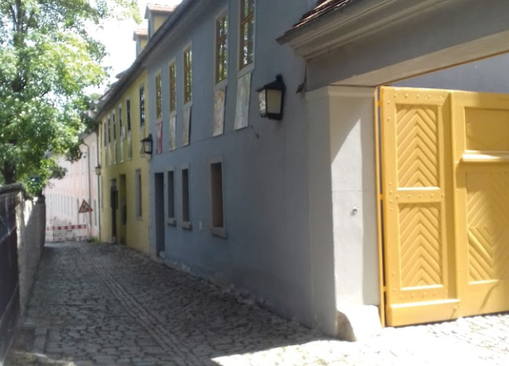 Straße und Gebäude, die die Weimarer Mal- und Zeichenschule zeigen