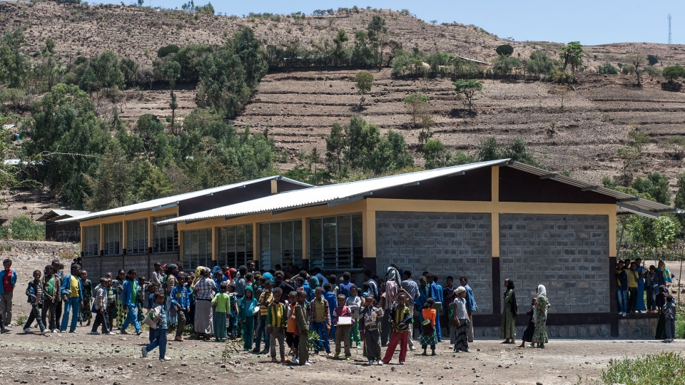 Schulgebäude und Schüler, die davor stehen