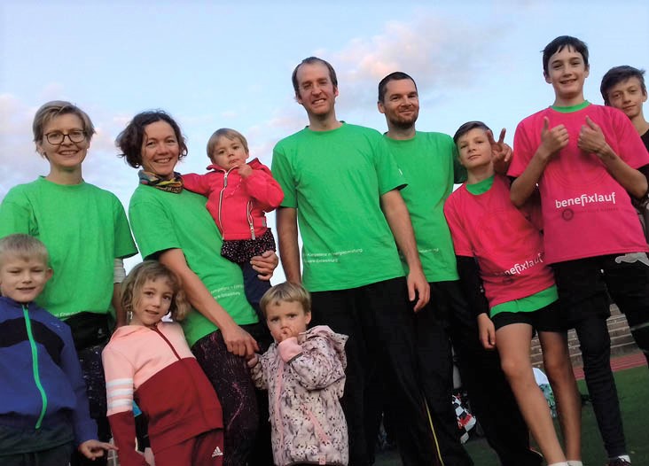 Gruppenbild Erwachsene und Kinder mit den Läufern von ENVISYS